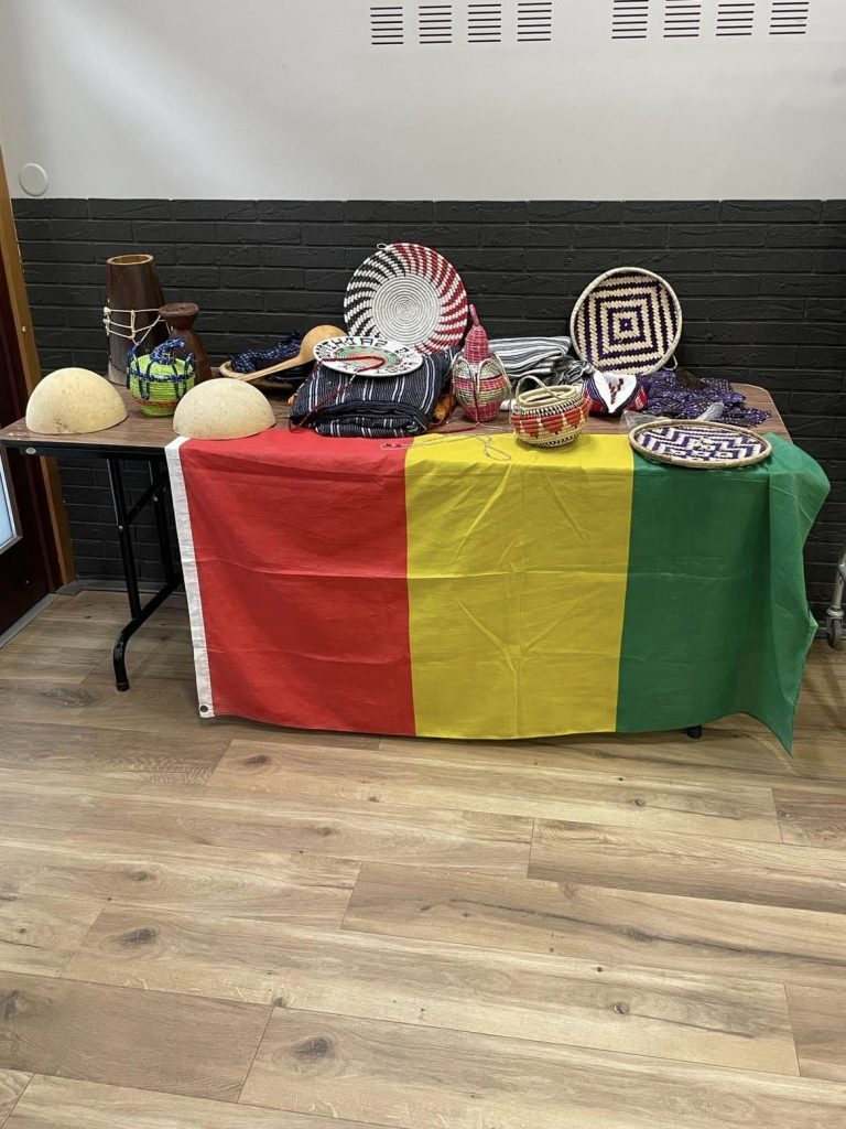 Des objets artisanaux de la culture guinéenne exposés lors de la Journée culturelle de l'AJEGuiR en 2024