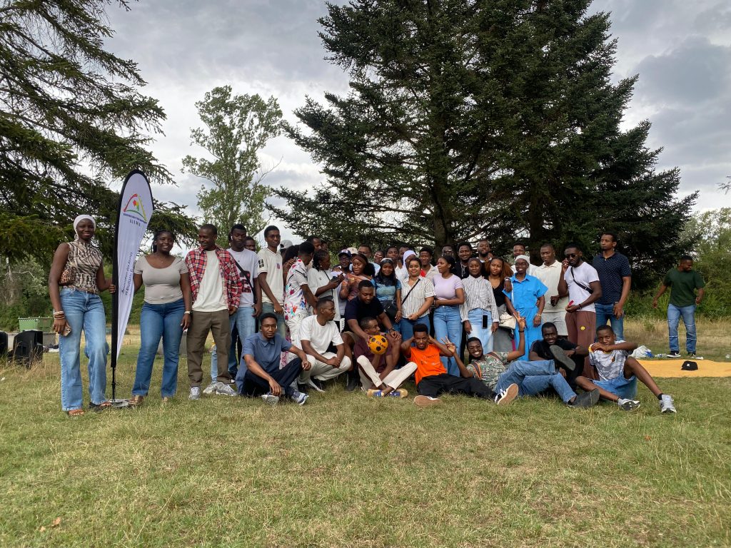 photo de famille à la fin du Barbecue annuel AJEGUIR 2025 au parc de Miribel-Jonage Rhône